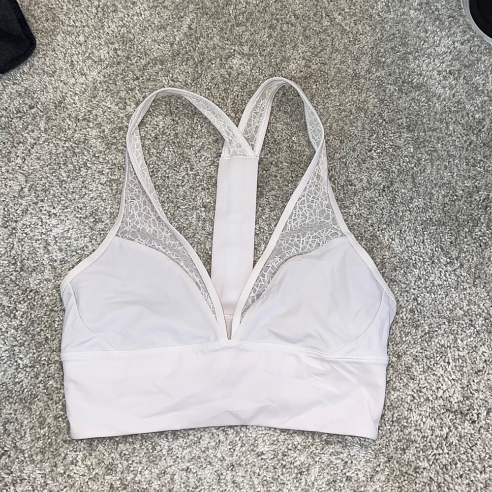 White lululemon sports bra